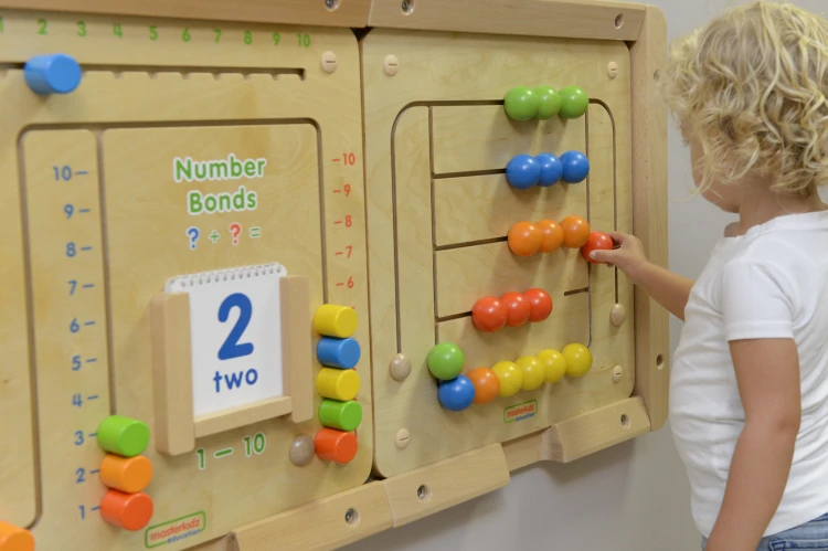 Widok z góry na tablicę edukacyjną MASTERKIDZ — rozmieszczenie torów i kolorów do nauki manipulacji