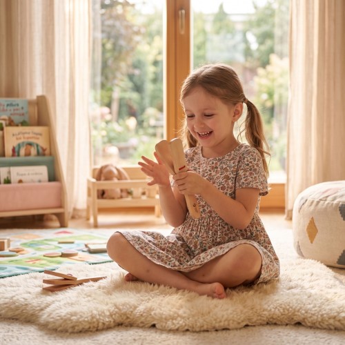 Widok z góry na kastaniety CLASSIC WORLD EDU — naturalne drewno, złączenia i ruchome elementy do klaśnięć