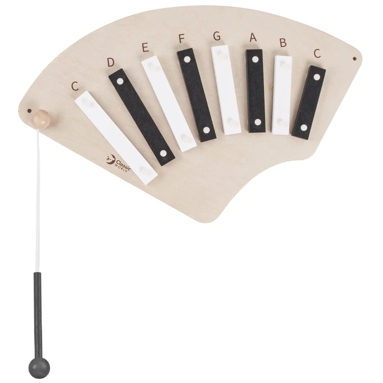Dziecko gra przy Tablicy ZEBRA CLASSIC WORLD — uderza pałeczką w metalowe, dźwiękowe klawisze
