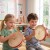 Widok z góry na membranę tamburyna CLASSIC WORLD EDU 25 cm — powierzchnia do gry i rozmieszczenie dzwoneczków