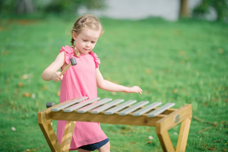 Korpus instrumentu z drewnianą ramą — detal łączeń i wykończenia ksylofonu CLASSIC WORLD EDU