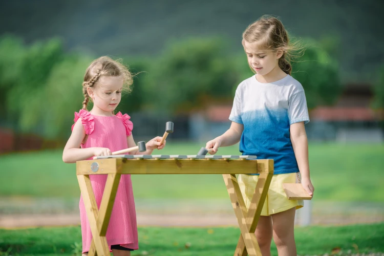 Dziecko grające na ksylofonie CLASSIC WORLD EDU — ujęcie chwili nauki rytmu, uśmiech i pałeczki