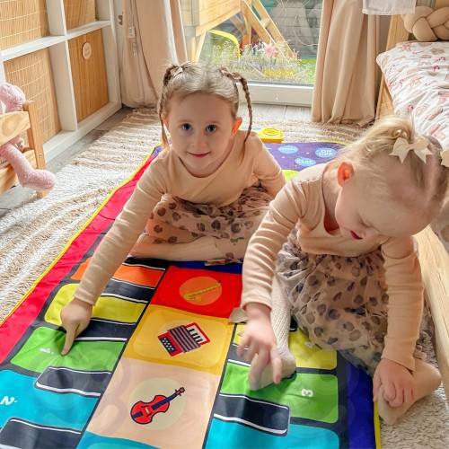 Zbliżenie na kolorowe pola maty muzycznej WOOPIE — wyraźne ikony i faktura powierzchni do stąpania