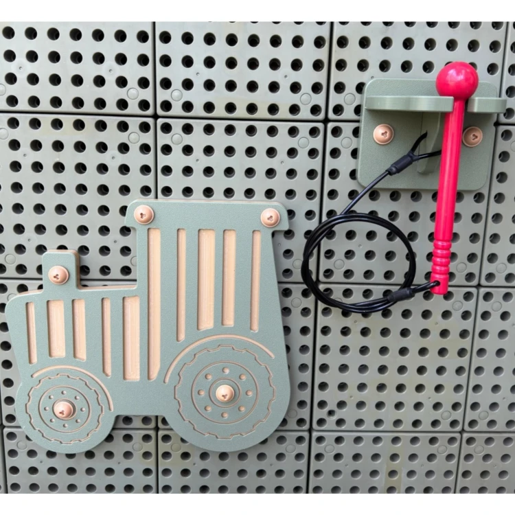Traktor guiro zamocowany na tablicy manipulacyjnej STEM — przykład użycia elementu muzycznego MASTERKIDZ