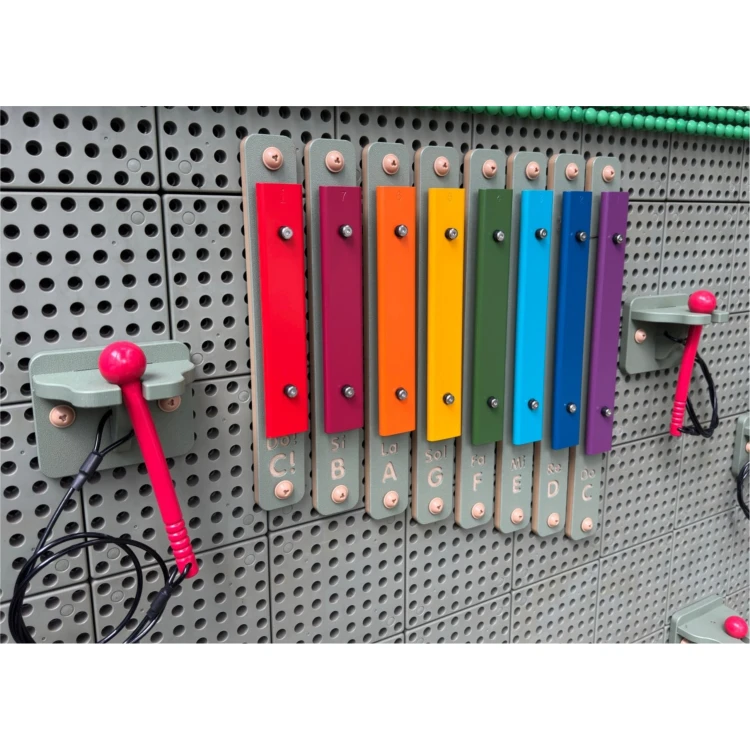 Panel z cymbałkami przytwierdzony do tablicy manipulacyjnej — ksylofon MASTERKIDZ 55 w użyciu