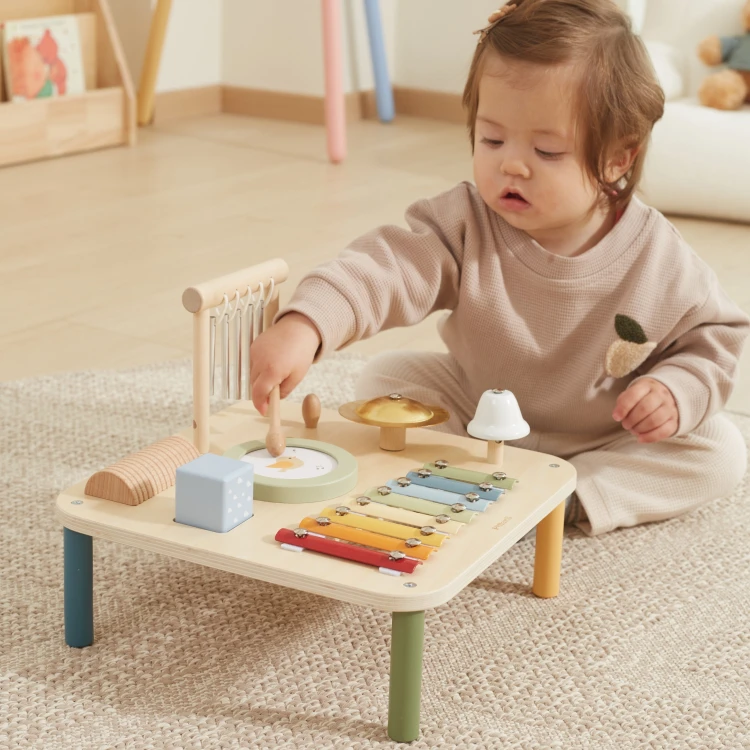 Panel z koralikami i labiryntem na boku stolika edukacyjnego 7W1 — ujęcie boczne Viga