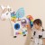 Kolorowe sznurki i przesuwane koraliki na tablicy manipulacyjnej VIGA — ćwiczenie małej motoryki i koordynacji