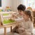 Tablica sensoryczna Viga Toys - zbliżenie na kolorowe literki, obrotowe elementy i sensoryczne tekstury do nauki