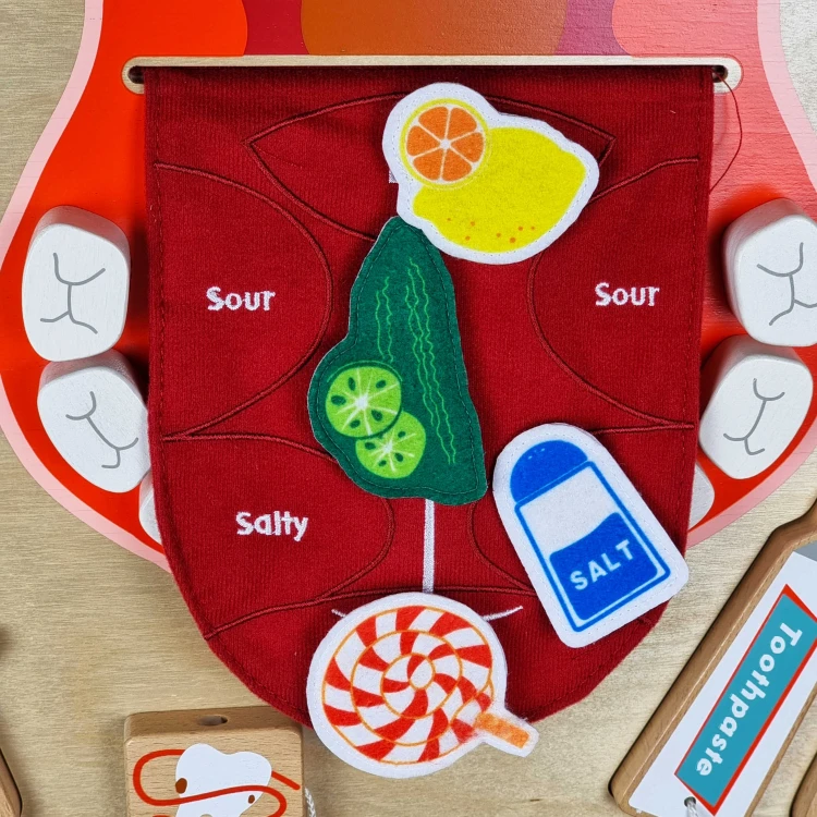 Detal panelu sensorycznego MASTERKIDZ — różne faktury, guziki i elementy stymulujące dotyk oraz koncentrację