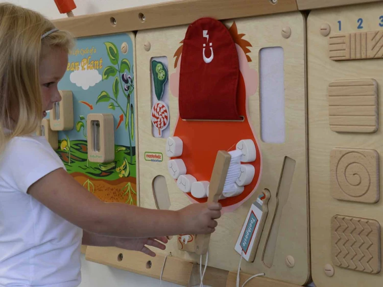 Elementy do nauki higieny jamy ustnej MASTERKIDZ — mini lustro, szczoteczka i ruchome osłony do ćwiczeń