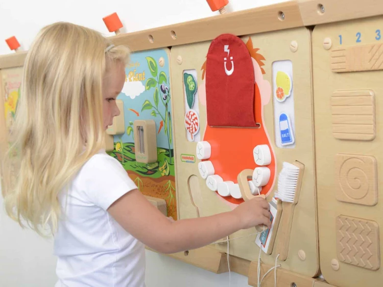Tył tablicy MASTERKIDZ — widoczne mocowania ścienne, uchwyty i konstrukcja ułatwiająca bezpieczny montaż