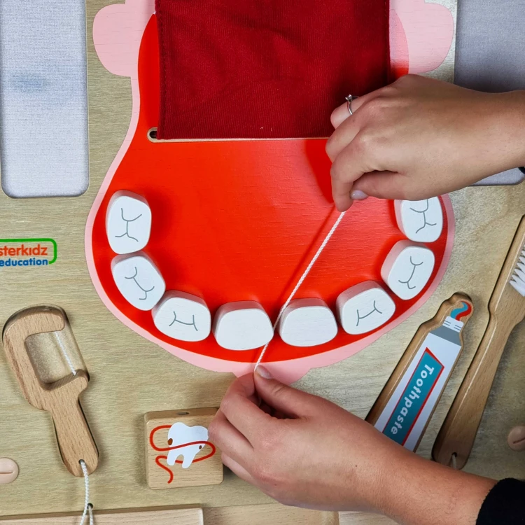 Szczegół mechanizmu zamka i klapki MASTERKIDZ — zatrzaski oraz ruchome części wspierające naukę precyzji palców