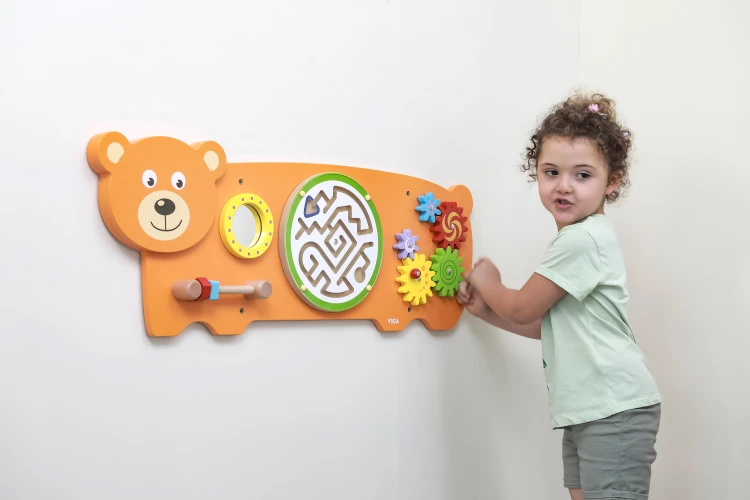 Tablica manipulacyjna Miś VIGA ustawiona w pokoju dziecięcym — kompletna plansza z różnymi zadaniami w stylu Montessori