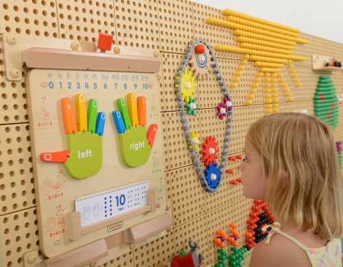 Zbliżenie na przesuwne elementy i cyfry na tablicy MASTERKIDZ — detale do ćwiczeń manualnych.