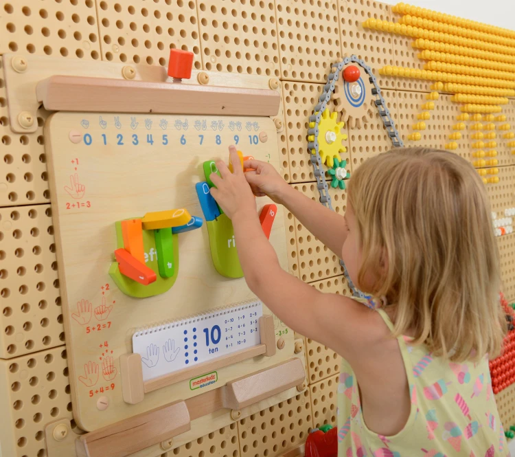 Kolorowe panele sensoryczne i elementy manipulacyjne na froncie tablicy MASTERKIDZ.