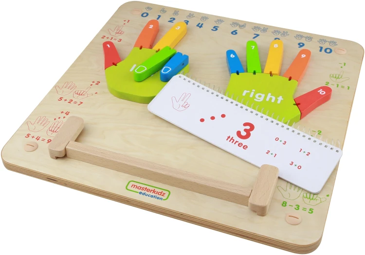 Dziecko ćwiczy liczenie przy tablicy MASTERKIDZ — interaktywne elementy zachęcają do zabawy edukacyjnej.