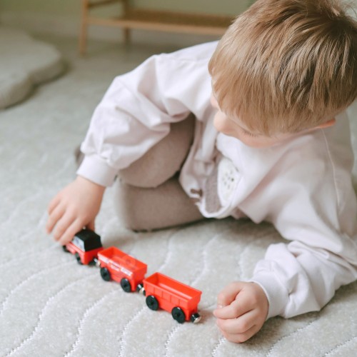 Pociąg WOOPIE 48 — ujęcie z boku ukazujące wagoniki na magnes oraz sposób mocowania i połączeń