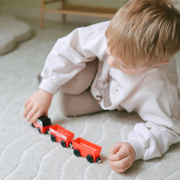 Pociąg WOOPIE 48 — ujęcie z boku ukazujące wagoniki na magnes oraz sposób mocowania i połączeń