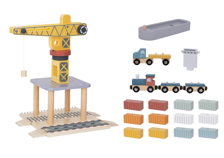 Tylna część dźwigu — mechanizm obrotu, mocowania lin i hamulce w drewnianym zestawie TOOKY TOY uchwycone z bliska