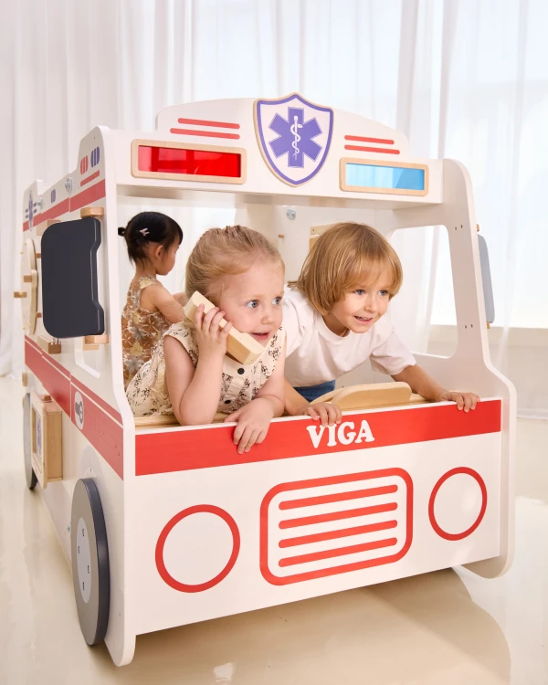 Zbliżenie na kabinę kierowcy Drewniany Ambulans VIGA — malowane detale i wnętrze kabiny