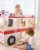 Widok z góry na cały zestaw VIGA — drewniany ambulans i rozłożone elementy do zabawy ratowniczej