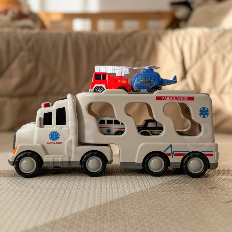 Autka z zestawu 5 aut, ambulans wyróżniony w roli głównej — zbliżenie na malowanie i napisy