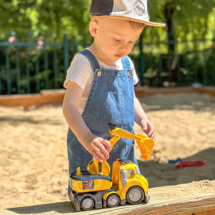 Detal ramienia i łyżki koparki City Truck WOOPIE — mechanizmy i kształt łyżki widoczne z boku