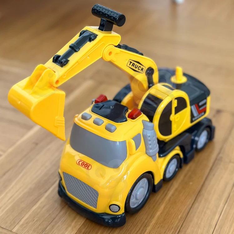 Dziecko bawi się koparką WOOPIE City Truck — zabawka w użyciu na dywanie, pokaz ruchomych elementów