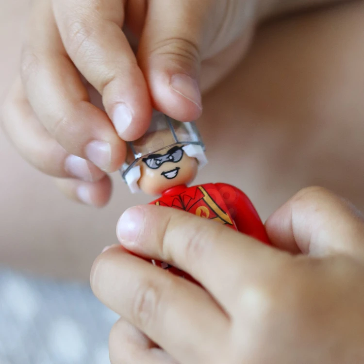 Figurki strażaków z zestawu Creator City WOOPIE — zbliżenie na minifigurki przy akcesoriach ratowniczych