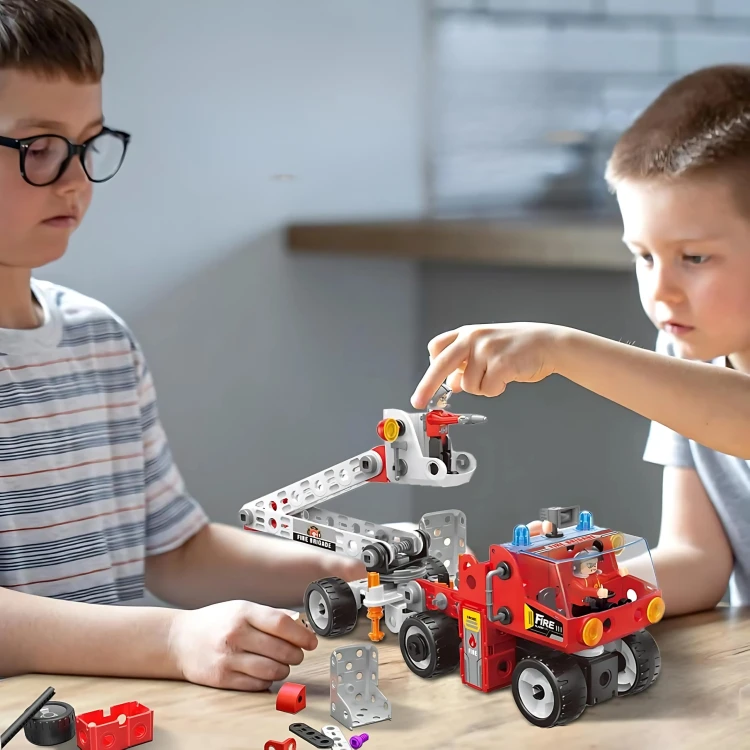 Widok z góry na złożony zestaw Creator City WOOPIE — rozmieszczenie pojazdu i modułów na powierzchni