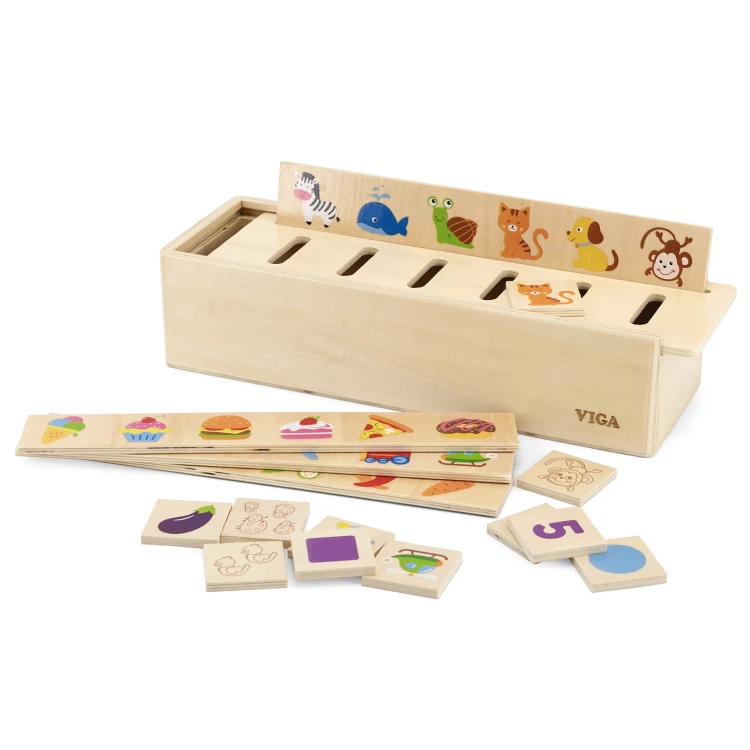 Zbliżenie na drewniane elementy sorter Montessori — faktura i gładkie krawędzie malowanych owoców i warzyw