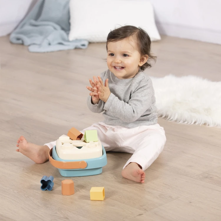 Kadr boczny koszyka SMOBY Little Green Sorter — widoczna konstrukcja, gładkie krawędzie i profil zabawki