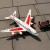 Pilot z konsolą sterującą — poręczny kontroler do zdalnego sterowania samolotem WOOPIE na białym tle