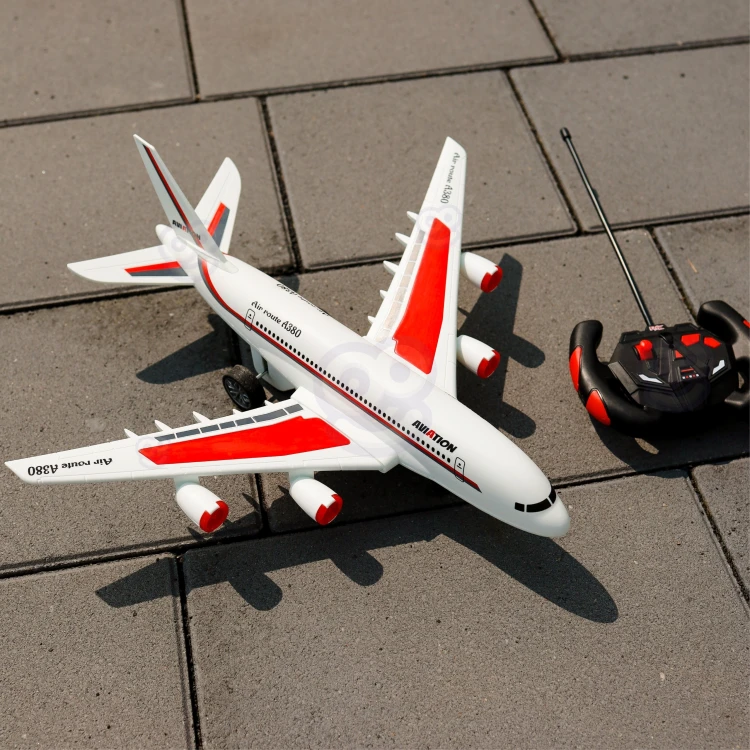 Pilot z konsolą sterującą — poręczny kontroler do zdalnego sterowania samolotem WOOPIE na białym tle