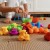 Zbliżenie na pojazdy WOOPIE — detale malowania i wycięć w sorterze Montessori
