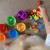 Zbliżenie na plastikowe elementy dinozaurów sorter kolorów — widoczne numerki i barwy do nauki Montessori