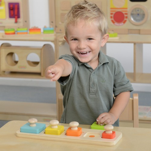 Zbliżenie drewnianych krążków układanki MASTERKIDZ — różne kolory i oznaczenia wielkości
