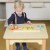 Dziecko układa kółka różnych rozmiarów — zabawa Montessori z układanką MASTERKIDZ w praktyce