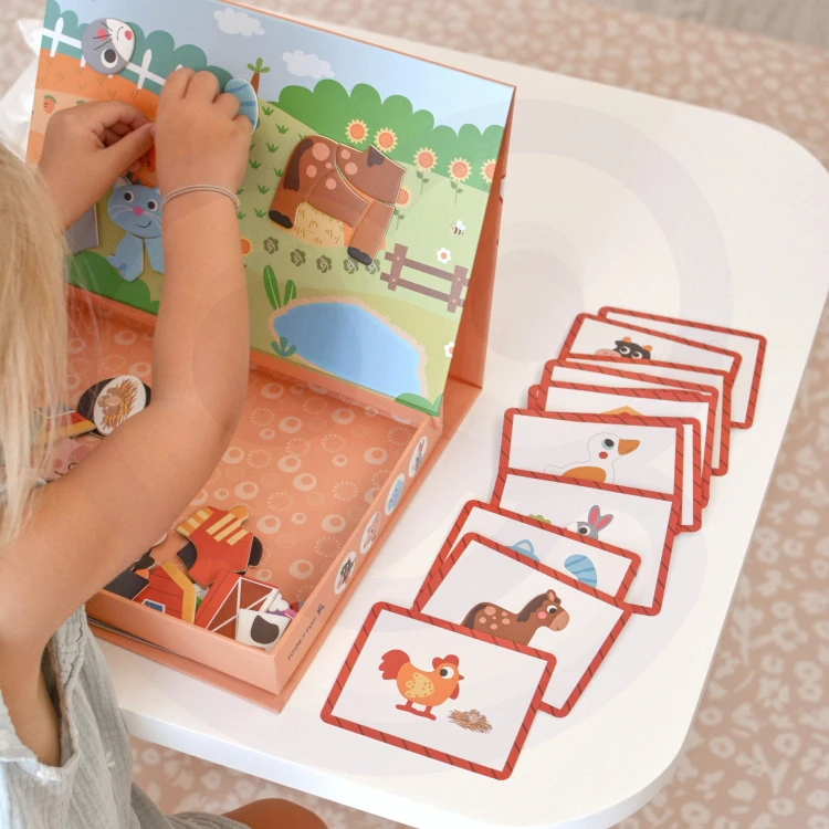Rozłożona plansza puzzle Farma TOOKY TOY — pełny widok zestawu z polami do układania i różnorodnymi elementami