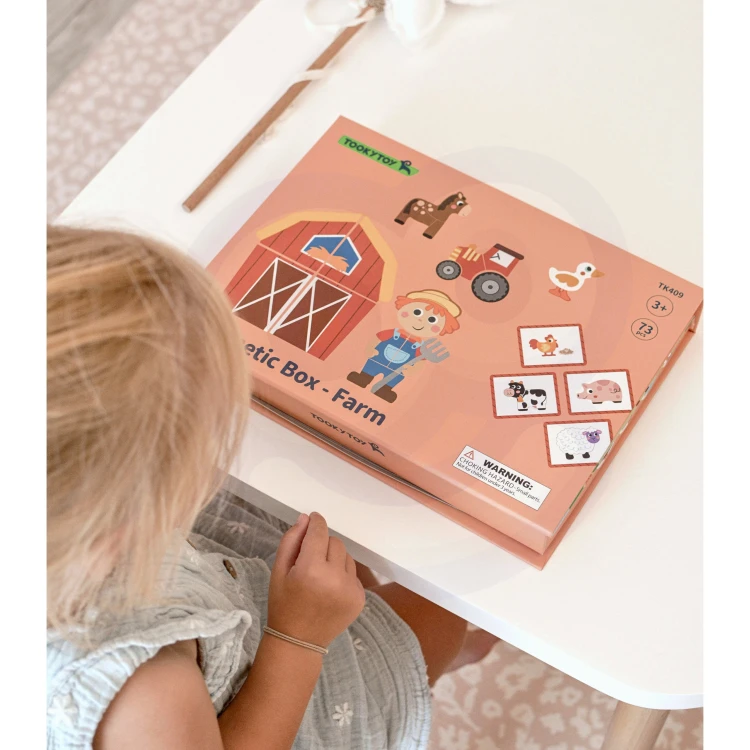 Boczny kadr pokazujący przekrój elementów puzzle — grubość i magnesy w układance magnetycznej Farma TOOKY TOY