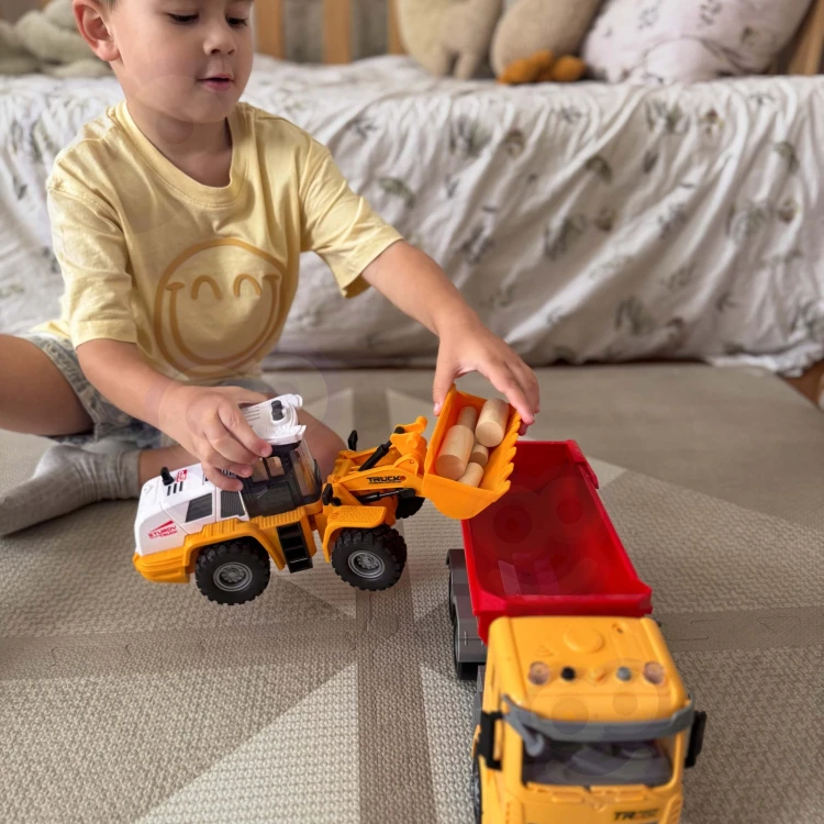 Zbliżenie na uniesioną skrzynię ładunkową wywrotki WOOPIE 1:12 — mechanizm wysypywania w detalu