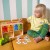 Zbliżenie na gładkie wykończenie drewna i łączenia w sorterze TOOKY TOY — detal konstrukcji i szlifów