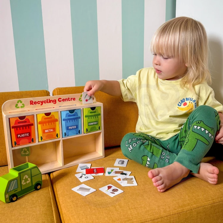 Zbliżenie na gładkie wykończenie drewna i łączenia w sorterze TOOKY TOY — detal konstrukcji i szlifów