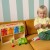 Szczegół otworów do wrzucania i oznaczeń na powierzchni Drewnianego Centrum Recyklingu TOOKY TOY