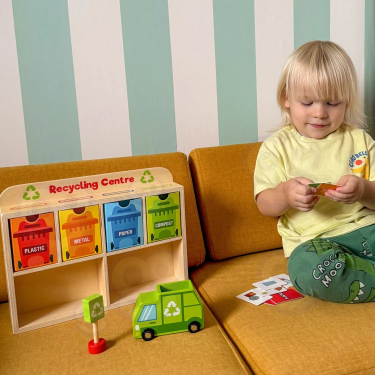 Szczegół otworów do wrzucania i oznaczeń na powierzchni Drewnianego Centrum Recyklingu TOOKY TOY