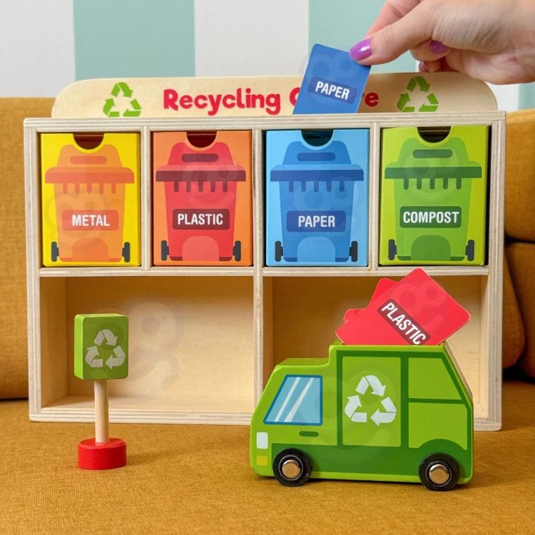 Widok elementów do sortowania ułożonych przy Drewnianym Centrum Recyklingu TOOKY TOY — różne formy do dopasowania