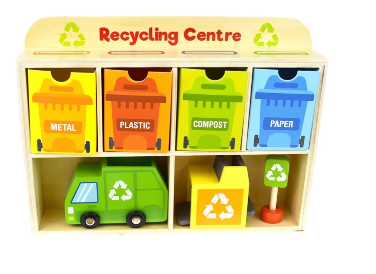 Ujęcie z perspektywy użytkownika Drewnianego Centrum Recyklingu TOOKY TOY — widoczne otwory i panele informacyjne