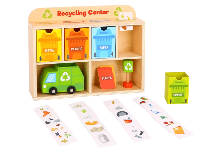 Kąt widzenia pokazujący pola sortowania w Drewnianym Centrum Recyklingu TOOKY TOY — przejrzyste strefy pracy