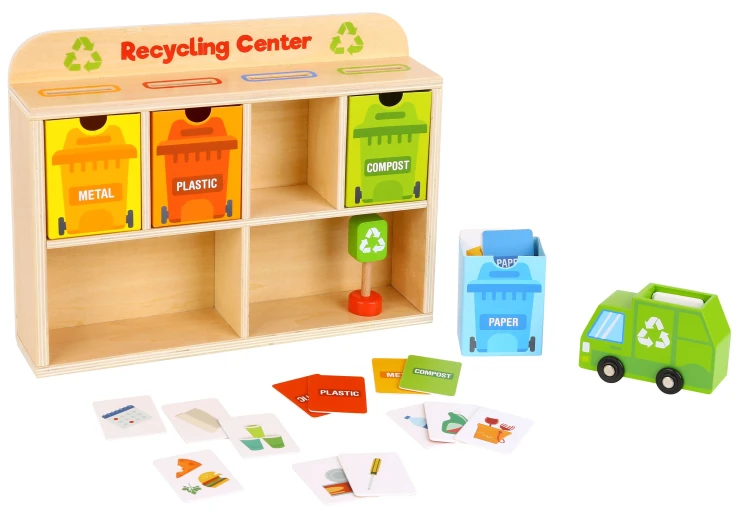 Całościowe ujęcie Drewnianego Centrum Recyklingu TOOKY TOY — edukacyjny sorter gotowy do zabawy i nauki
