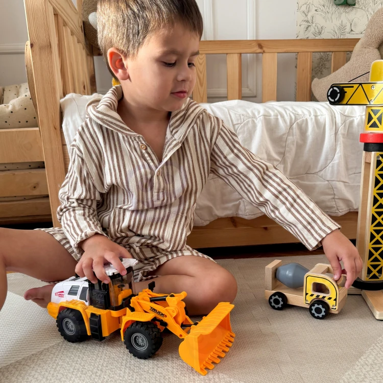 Kąt boczny Koparki Ładowarki WOOPIE 1:16 — widoczna łyżka i profil ramy roboczej